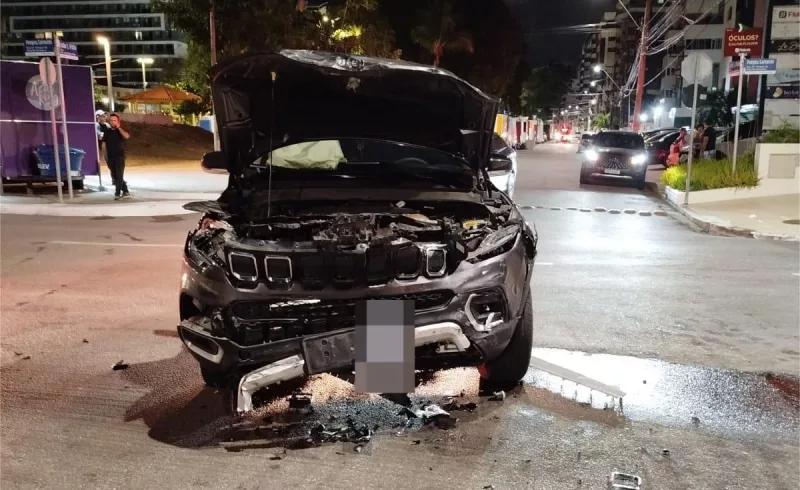 Acidente entre caminhonete e carro deixou três pessoas feridas na Ponta Verde