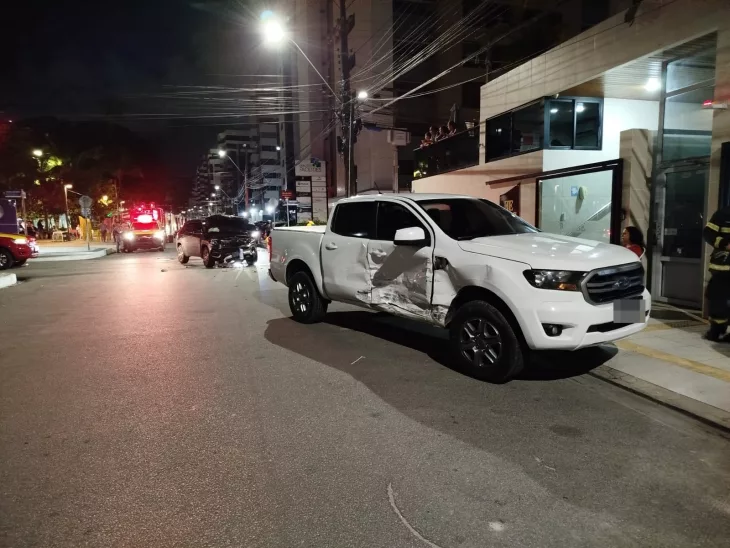 Acidente entre caminhonete e carro deixou três pessoas feridas na Ponta Verde