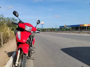 Casal sofreu acidente de moto perto de shopping em Arapiraca