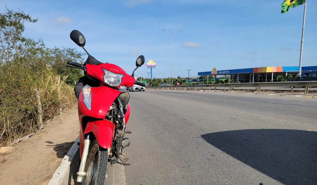 Casal sofreu acidente de moto perto de shopping em Arapiraca