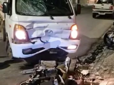 Mulher fica ferida após colisão entre moto e caminhão