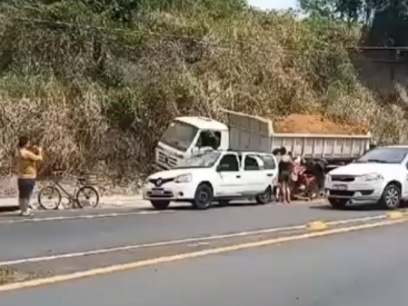 Acidente com caçamba na Avenida Leste Oeste