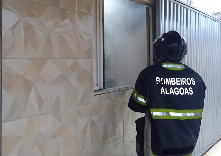 Incêndio atingiu prédio na Ponta Verde