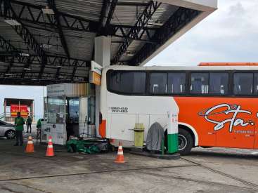 Ônibus colidiu em bomba ao dar ré em posto de combustíveis