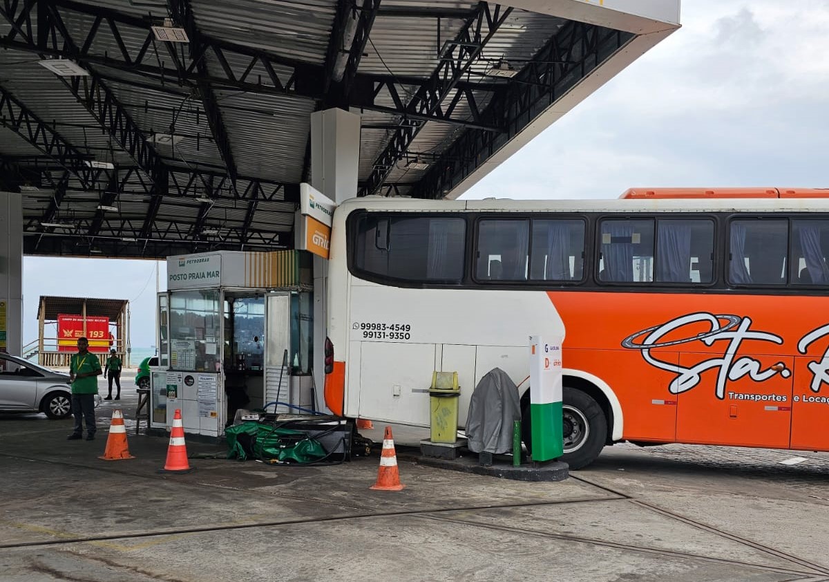 Ônibus colidiu em bomba ao dar ré em posto de combustíveis